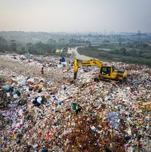 Une photo d'une décharge avec une machine