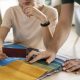 un homme et une femme qui choisissent une couleur de textile